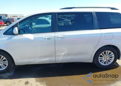 2015 Toyota Sienna Xle 8 Passenger z USA, uszkodzony, nr VIN 5TDYK3DC1FS674926